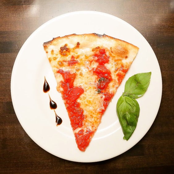 Foto tomada en Gennaro&#39;s Italian Restaurant &amp; Tomato Pies  por Gennaro&#39;s Italian Restaurant &amp; Tomato Pies el 4/27/2014