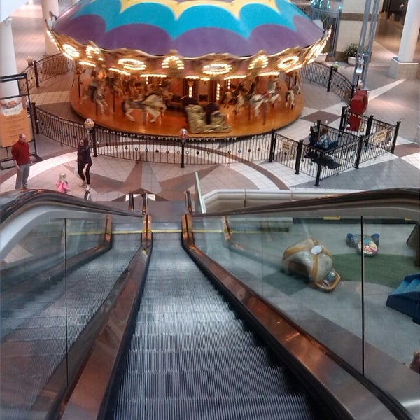 Foto tirada no(a) Crossroads Mall por Dimanche R. em 10/11/2014