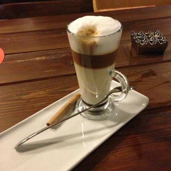 Photo prise au Beylerbeyi Cafe par ✨✨F @ T M @ ✨✨ le7/19/2013