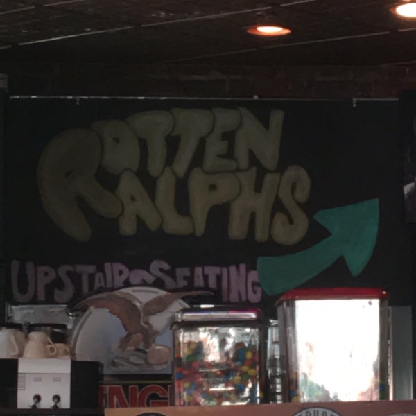รูปภาพถ่ายที่ Rotten Ralph&#39;s โดย Christine E. เมื่อ 6/26/2016