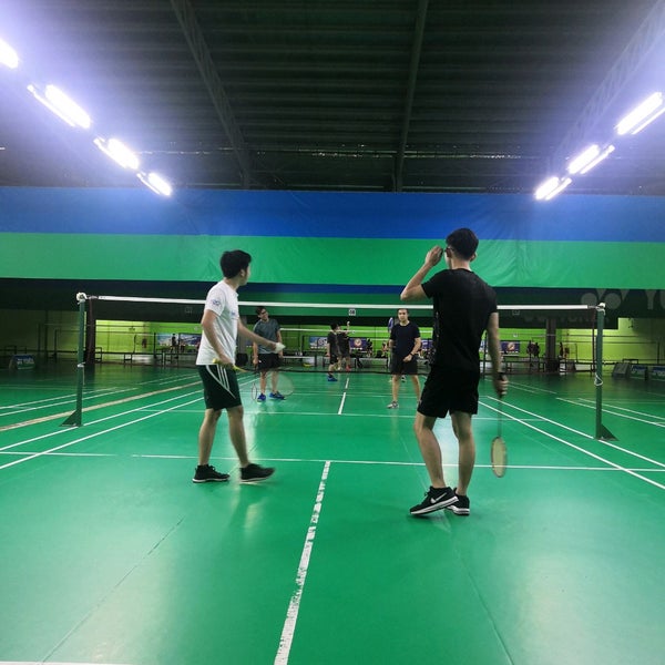 Ara badminton court kayu