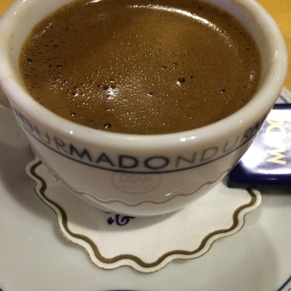 Foto scattata a Mado Cafe da Şükrü S. il 6/27/2015