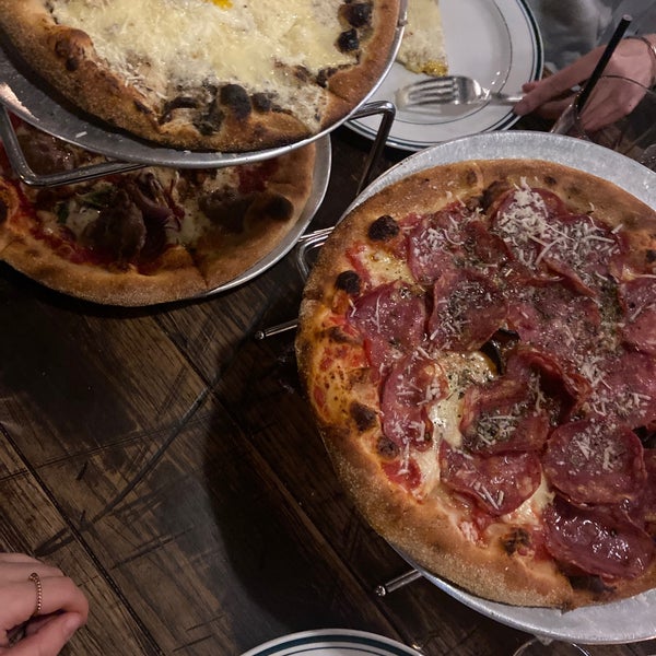 Снимок сделан в Mimosa Brooklyn Pizza пользователем Dara M. 11/11/2021