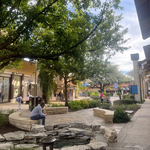 SAN ANTONIO, TEXAS - APRIL 12, 2018 - Entrance of Apple store located at La  Cantera Mall with people shopping Stock Photo - Alamy