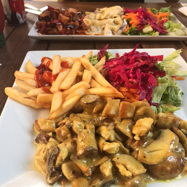 Снимок сделан в Suadiye Cafe &amp; Restaurant пользователем Mehmet 9/4/2019