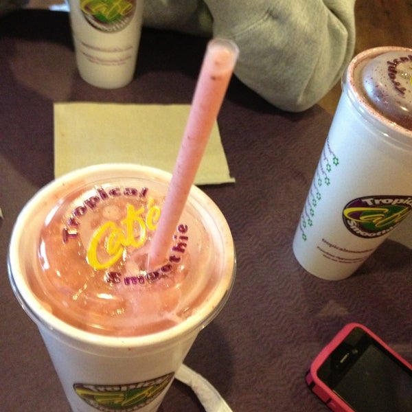 Photo taken at Tropical Smoothie Café by Sarah S. on 1/6/2013