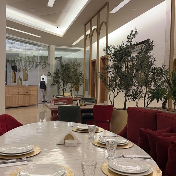 Foto diambil di Shababik Restaurant oleh Meteib A. pada 1/9/2024