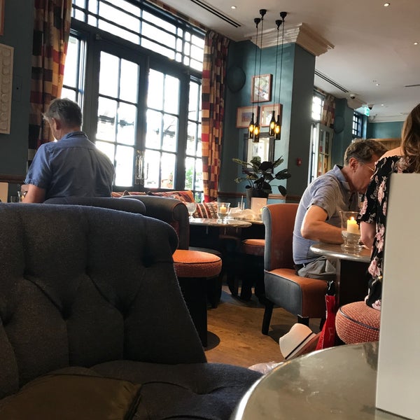 Foto diambil di Oscar Bar &amp; Restaurant oleh Meteib A. pada 7/4/2019