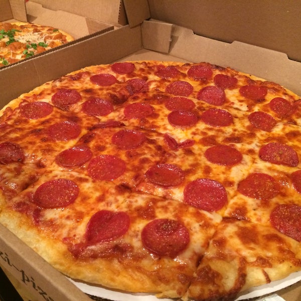 Das Foto wurde bei Ragazzi&#39;s Pizza von Cartucho C. am 6/17/2015 aufgenommen