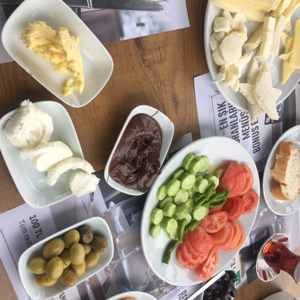 รูปภาพถ่ายที่ Yalçınkaya Cafe &amp; Restaurant โดย Elvan เมื่อ 11/18/2018