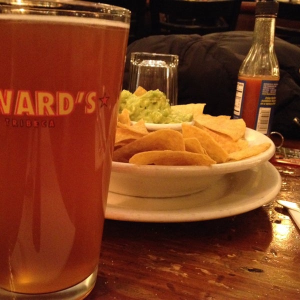 รูปภาพถ่ายที่ Edward&#39;s Restaurant โดย Elena B. เมื่อ 12/30/2013