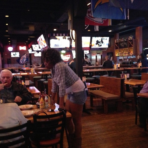 Снимок сделан в Dakota&#39;s Sports Bar and Grill пользователем Lisa A. 1/5/2013