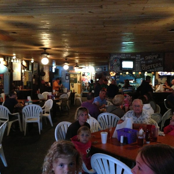 Foto diambil di Bimini&#39;s Oyster Bar and Seafood Cafe oleh Lisa A. pada 7/12/2013