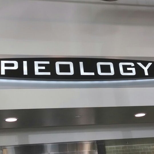 Foto tomada en Pieology Pizzeria Balboa Mesa, San Diego, CA  por Libby W. el 2/23/2014