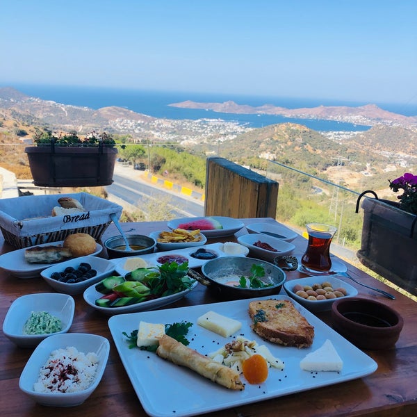 รูปภาพถ่ายที่ MMK Yeldeğirmeni Restaurant Yalıkavak โดย Kuzeyin O. เมื่อ 10/3/2021