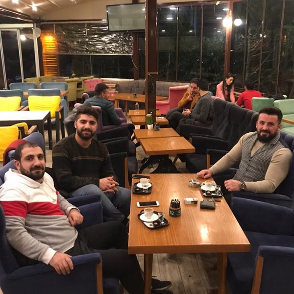 Снимок сделан в Çamlıca Cafe &amp; Bistro пользователем Osmannnöz 1/23/2020