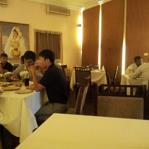 9/4/2013 tarihinde Arthur H.ziyaretçi tarafından Khazaana Indian Restaurant'de çekilen fotoğraf