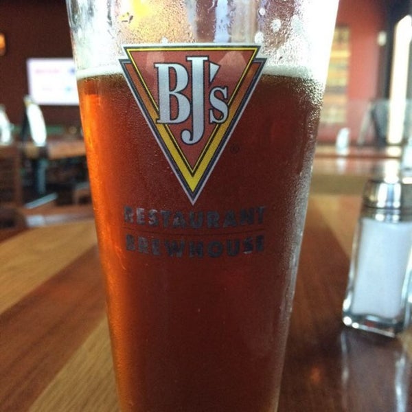Photo taken at BJ&#39;s Restaurant &amp; Brewhouse by Rob F. on 9/6/2014