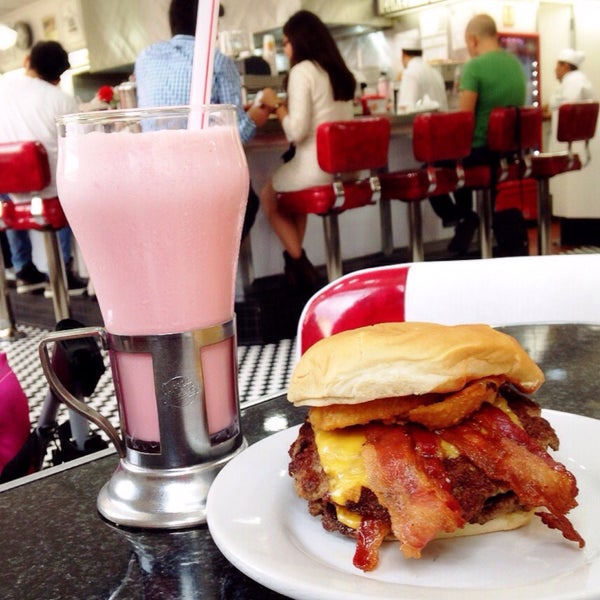 Photo taken at Johnny Rockets by Verónica R. on 8/3/2015