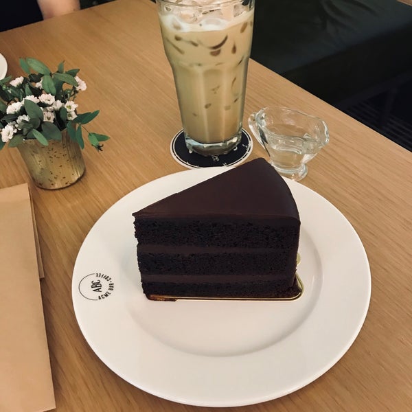 Foto diambil di Acme Bar &amp; Coffee oleh Pui Leng pada 4/29/2019