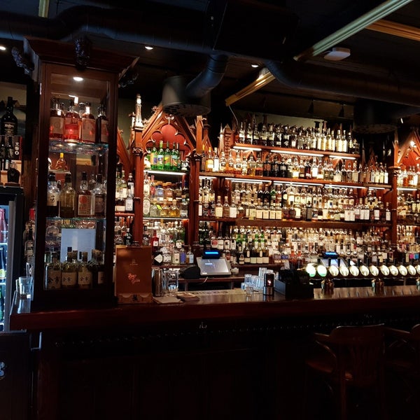 Photo taken at Dr. Jekyll&#39;s Pub by Björn Thrandur B. on 9/10/2019
