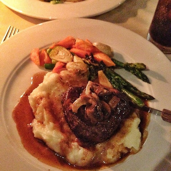 Foto diambil di Chandler&#39;s Restaurant oleh Gary S. pada 5/10/2014