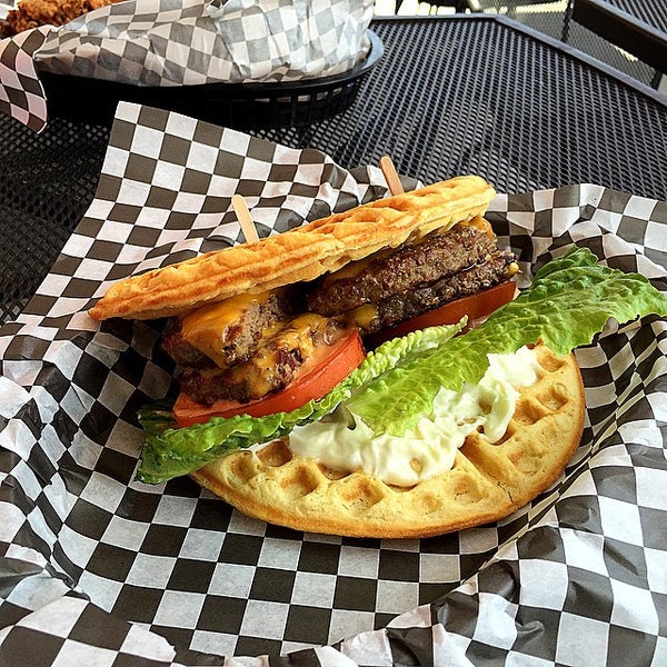Das Foto wurde bei Butter And Zeus Waffle Sandwiches von ᴡ K. am 5/30/2015 aufgenommen
