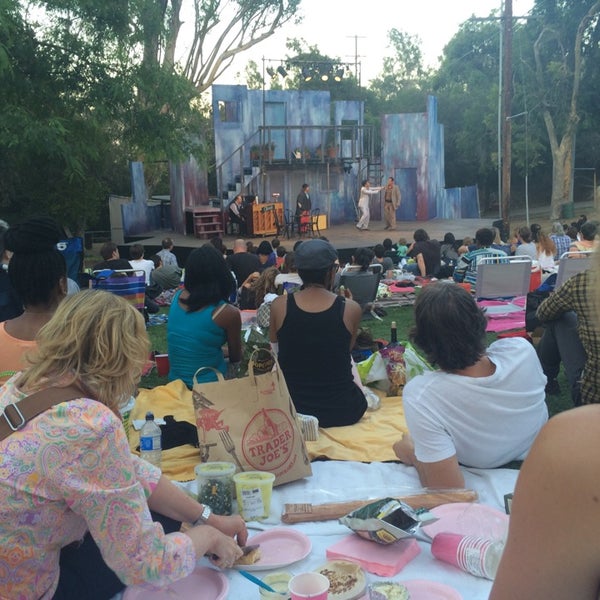 8/2/2014 tarihinde Sabrina A. T.ziyaretçi tarafından Griffith Park Free Shakespeare Festival'de çekilen fotoğraf