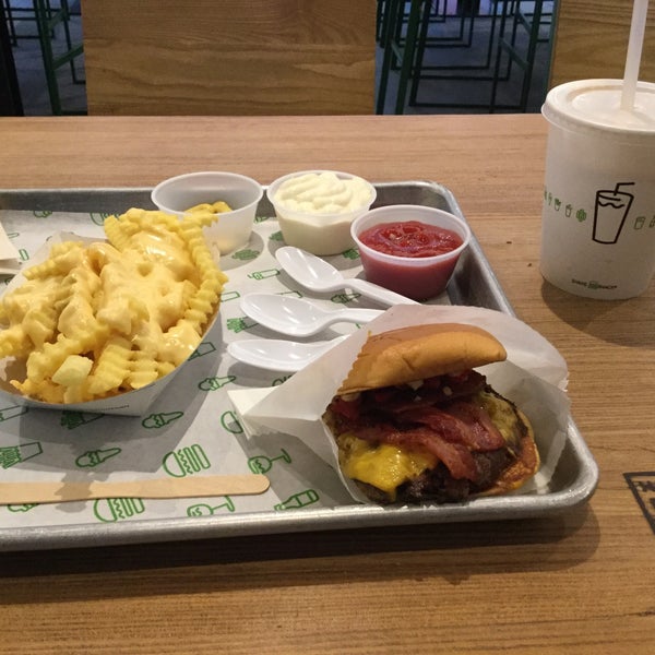 Photo taken at Shake Shack by Joao Vittor A. on 8/9/2016