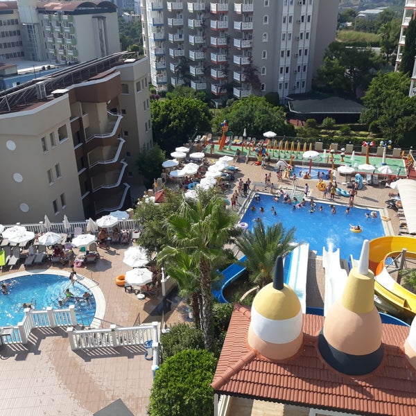 รูปภาพถ่ายที่ Club Paradiso Hotel &amp; Resort โดย Nazmiye A. เมื่อ 8/27/2019
