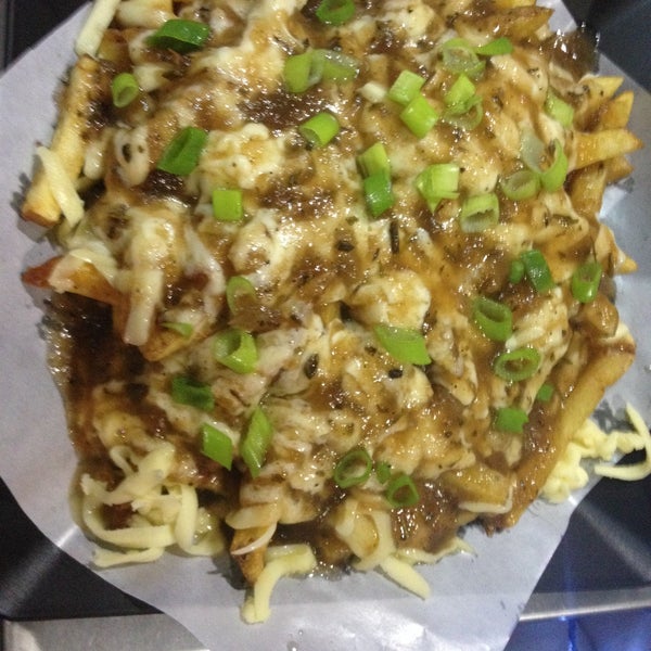 2/5/2015 tarihinde Luana D.ziyaretçi tarafından Canuck&#39;s Poutinerie'de çekilen fotoğraf