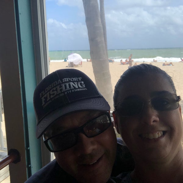 Foto tirada no(a) Aruba Beach Cafe por Cris B. em 9/22/2019