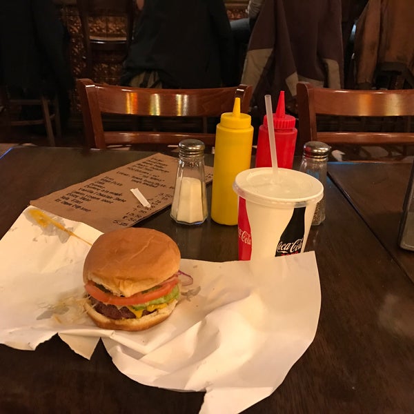 3/10/2017 tarihinde Patrick M.ziyaretçi tarafından Burger Joint'de çekilen fotoğraf