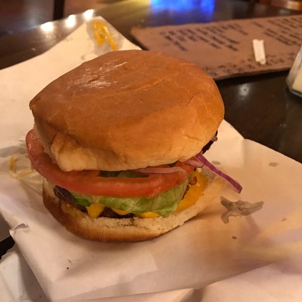 Das Foto wurde bei Burger Joint von Patrick M. am 3/10/2017 aufgenommen