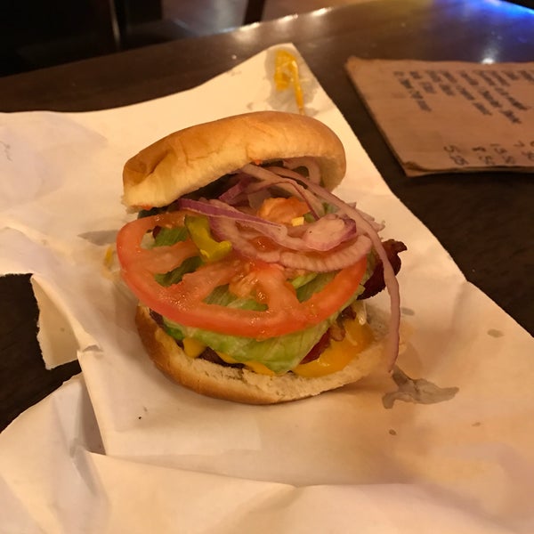 รูปภาพถ่ายที่ Burger Joint โดย Patrick M. เมื่อ 3/10/2017