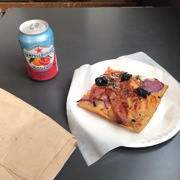 รูปภาพถ่ายที่ Williamsburg Pizza โดย Patrick M. เมื่อ 7/6/2019