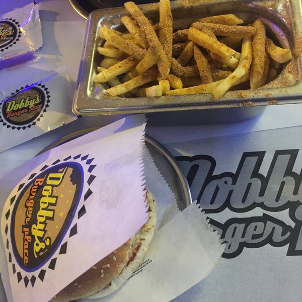 Foto tirada no(a) Dobby&#39;s Burger Place por Özlem S. em 5/8/2018