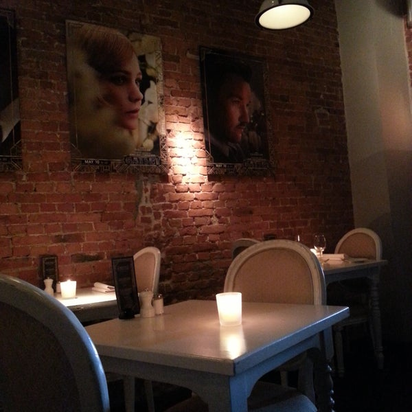 Foto tirada no(a) Josephine&#39;s Bar &amp; Restaurant por Fading O. em 5/20/2013