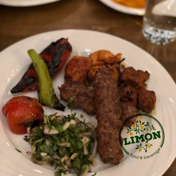 Foto tirada no(a) Limon Cafe Restaurant 🍋 por 💕💓Burcu A. em 5/27/2018