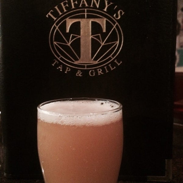 Foto tirada no(a) Tiffany&#39;s Tap &amp; Grill por Tom F. em 7/23/2015