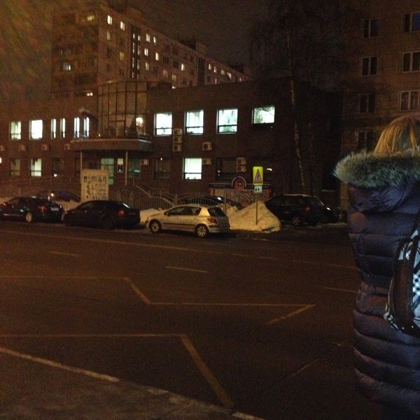 Пешеходные переходы и остановки маршрутных транспортных средств. Остановился проезд. Остановился проезд. Ельниковский проезд остановка. Солнечный 22 тюмень.