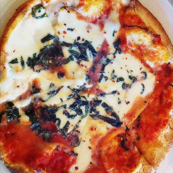 Foto diambil di Uncle Paul&#39;s Pizza oleh Ashley Y P. pada 1/15/2013