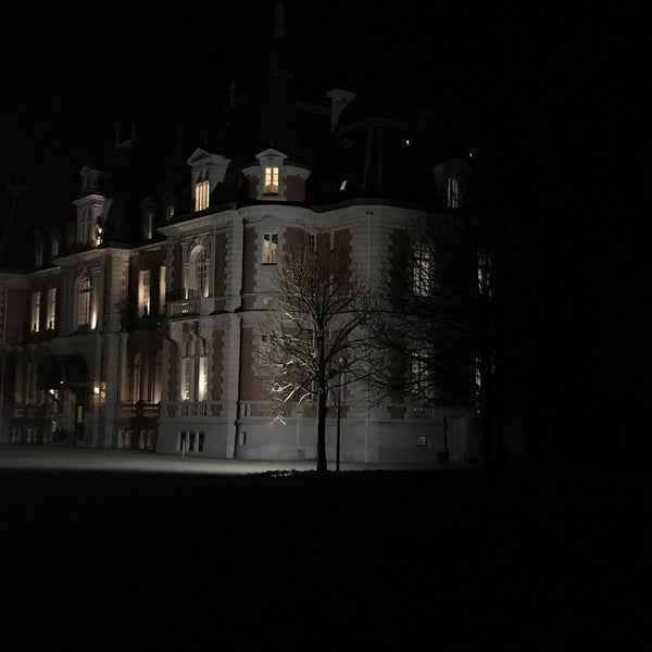 Photo taken at Les Fontaines by Arrow T. on 12/5/2016