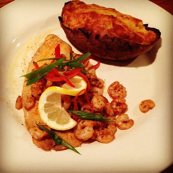 Снимок сделан в Sno&#39;s Seafood &amp; Steak пользователем Jude G. 6/12/2013