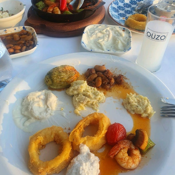 Das Foto wurde bei Ouzo Roof Restaurant von Didomido am 9/5/2021 aufgenommen