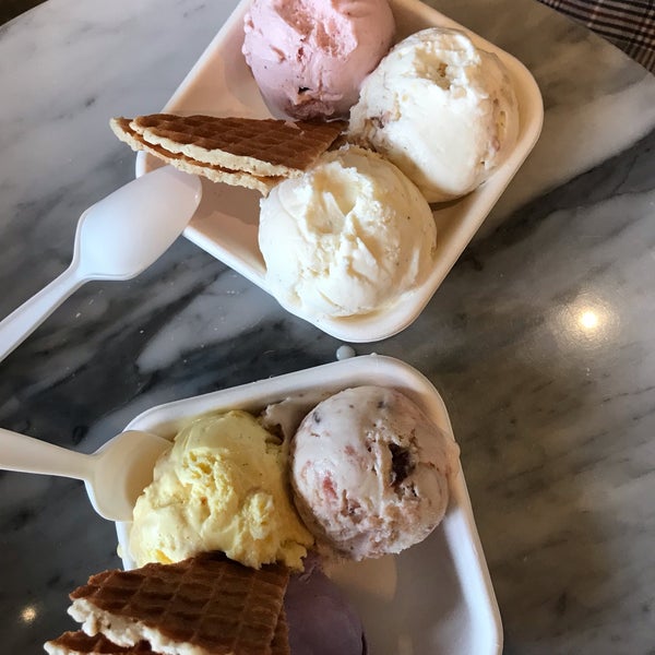 Снимок сделан в Jeni&#39;s Splendid Ice Creams пользователем Lokah M. 8/27/2019