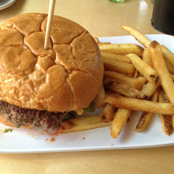 รูปภาพถ่ายที่ Crave Real Burgers โดย Michael C. เมื่อ 7/14/2013