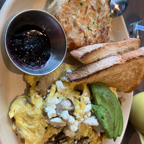 Photo taken at Snooze, an A.M. Eatery by Alice E. K. on 3/19/2019