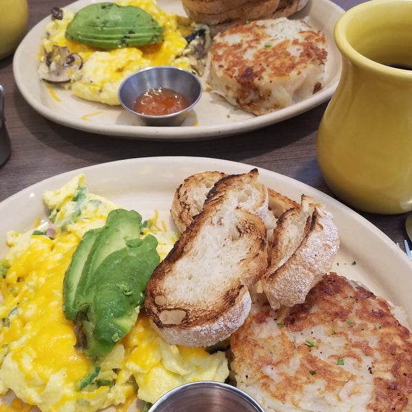 Photo taken at Snooze, an A.M. Eatery by Alice E. K. on 10/6/2018