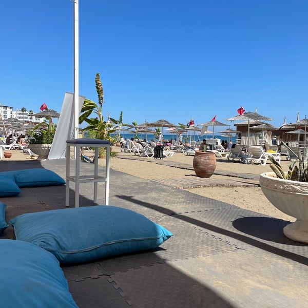 Photo taken at Mavi Beyaz Otel &amp; Beach Club by Burak A. on 8/28/2022